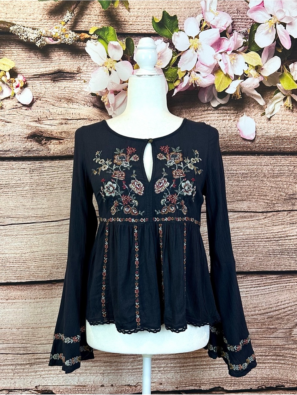 American Eagle Women's Floral Embroidered Bell Sleeve Relaxed Style Blouse XS